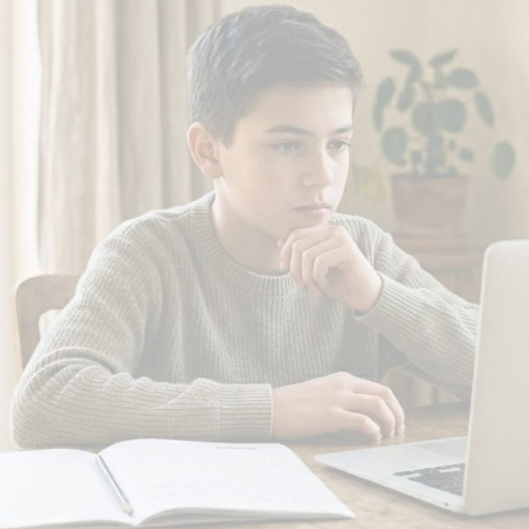 Kind lernt mit Künstlicher Intelligenz im KI Workshop der KI Zukunftsakademie